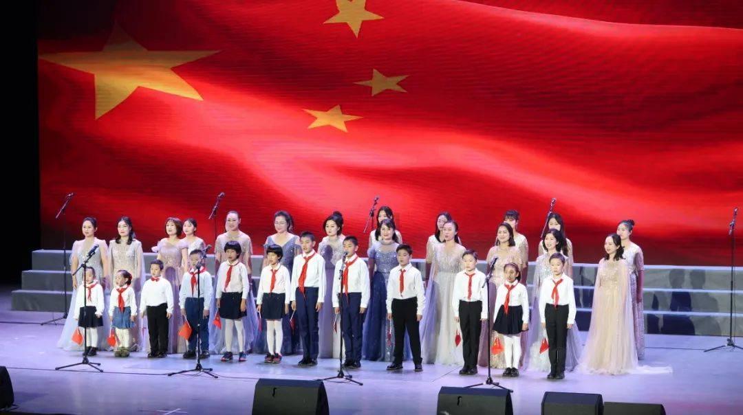 这个女孩一直想追我，可以已经有女朋友了，但觉得她这么可爱，又不好意思拒绝她，又怕我女朋友吃醋，需要游戏画面